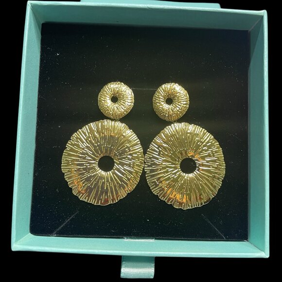 GOLD DISC STUNNING EARRINGS NWOT - GIFT BOX - Picture 1 of 1